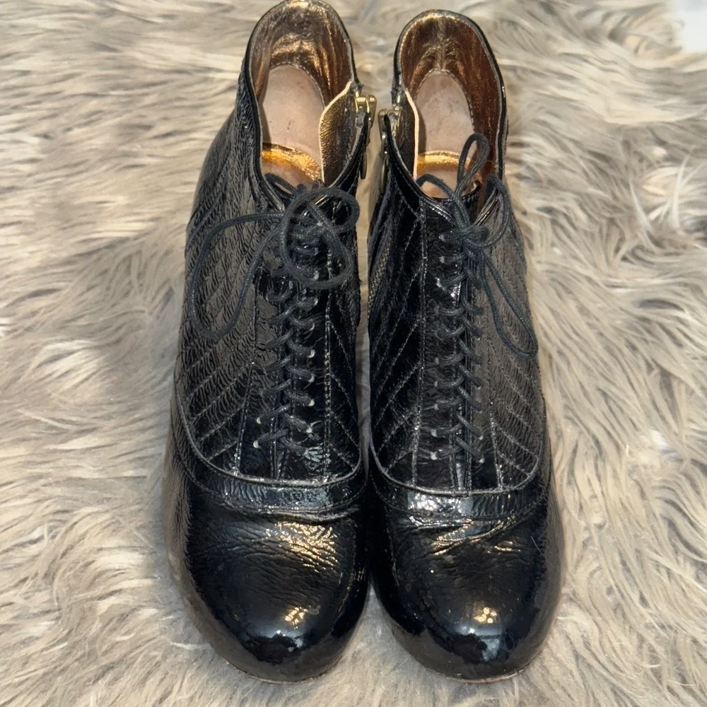 Cynthia Vincent Patent Leather Embossed Platform Heel Booties Size 7.5